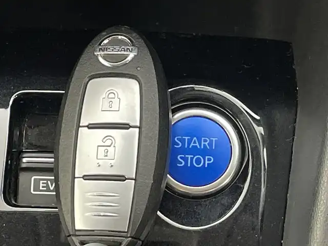 日産 キックス X 群馬県 2021(令3)年 2.1万km ピュアブラック プロパイロット　純正ナビ　全周囲カメラ　デジタルインナーミラー　衝突被害軽減ブレーキ　シートヒーター　オートハイビーム　ＬＥＤヘッドライト　ルーフレール　ハーフレザーシート　スマートキー　禁煙車