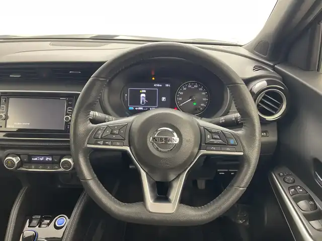 日産 キックス X 群馬県 2021(令3)年 2.1万km ピュアブラック プロパイロット　純正ナビ　全周囲カメラ　デジタルインナーミラー　衝突被害軽減ブレーキ　シートヒーター　オートハイビーム　ＬＥＤヘッドライト　ルーフレール　ハーフレザーシート　スマートキー　禁煙車