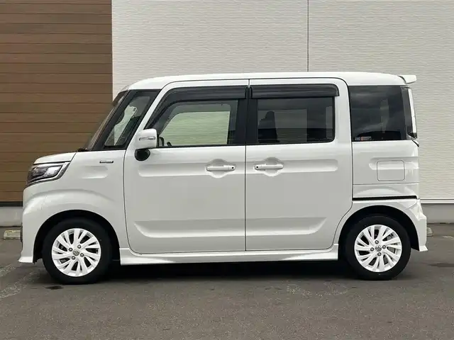 スズキ スペーシア カスタム HYBRID GS 秋田県 2023(令5)年 1.2万km ピュアホワイトP ４WD/衝突軽減システム/LEDヘッドライト/片側パワースライドドア/純正SDナビ（DVD/CD/BT）/フルセグ/スズキ純正アルミ（夏タイヤ装着）/スマートキー/アイドリングストップ/プッシュスタート/クルーズコントロール追従走行有/オートマチックハイビーム/コーナーセンサー/レーンキープアシスト/ステアリングスイッチ/前席シートヒーター/純正フロアマット/純正ドアバイザー/オートライト/オートエアコン/パワーステアリング/パワーウィンドウ/電動格納ウィンカーミラー/横滑り防止/盗難防止装置/寒冷地仕様/取扱説明書/スペアキー×１