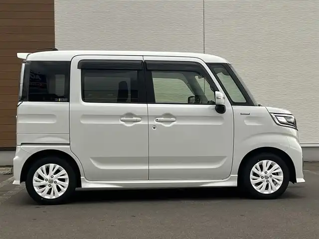 スズキ スペーシア カスタム HYBRID GS 秋田県 2023(令5)年 1.2万km ピュアホワイトP ４WD/衝突軽減システム/LEDヘッドライト/片側パワースライドドア/純正SDナビ（DVD/CD/BT）/フルセグ/スズキ純正アルミ（夏タイヤ装着）/スマートキー/アイドリングストップ/プッシュスタート/クルーズコントロール追従走行有/オートマチックハイビーム/コーナーセンサー/レーンキープアシスト/ステアリングスイッチ/前席シートヒーター/純正フロアマット/純正ドアバイザー/オートライト/オートエアコン/パワーステアリング/パワーウィンドウ/電動格納ウィンカーミラー/横滑り防止/盗難防止装置/寒冷地仕様/取扱説明書/スペアキー×１