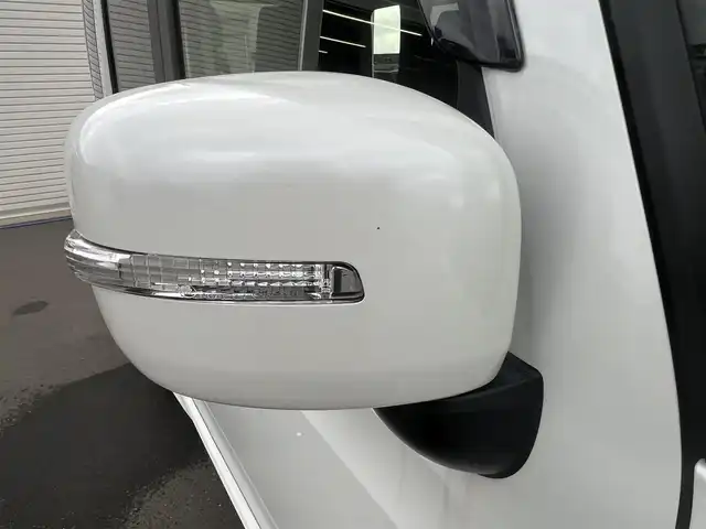 スズキ スペーシア カスタム HYBRID GS 秋田県 2023(令5)年 1.2万km ピュアホワイトP ４WD/衝突軽減システム/LEDヘッドライト/片側パワースライドドア/純正SDナビ（DVD/CD/BT）/フルセグ/スズキ純正アルミ（夏タイヤ装着）/スマートキー/アイドリングストップ/プッシュスタート/クルーズコントロール追従走行有/オートマチックハイビーム/コーナーセンサー/レーンキープアシスト/ステアリングスイッチ/前席シートヒーター/純正フロアマット/純正ドアバイザー/オートライト/オートエアコン/パワーステアリング/パワーウィンドウ/電動格納ウィンカーミラー/横滑り防止/盗難防止装置/寒冷地仕様/取扱説明書/スペアキー×１