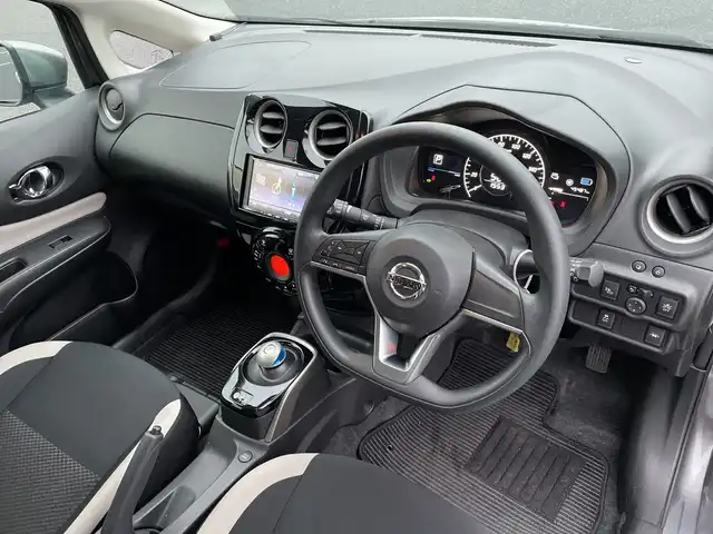日産 ノート e－パワー X Vセレクション 千葉県 2020(令2)年 4.6万km グレー 社外SDナビ/(Bluetooth/AM/FM)/アラウンドビューカメラ/衝突被害軽減システム/車線逸脱警報/横滑り防止装置/ビルトインETC/LEDヘッドライト/オートライト/ウィンカーミラー/電動格納ミラー/純正14インチAW/シートリフター/プッシュスタート/スマートキー/フロアマット/スペアキー/取扱説明書