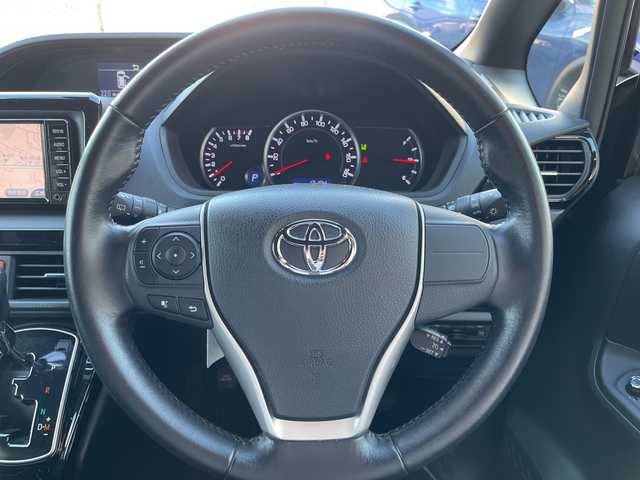 トヨタ ノア Si ダブルバイビー 神奈川県 2016(平28)年 1.4万km ダークバイオレットマイカメタリック ワンオーナー/プリクラッシュセーフティシステム/レーンキープアシスト/オートハイビーム/先行車発進お知らせ/両側パワースライドドア/純正ナビ(BT/CD/AM/FM)/ワンセグTV/バックカメラ/クルーズコントロール/ステアリングスイッチ/横滑り防止装置/ビルトインETC/HIDヘッドライト/フォグランプ/純正フロアマット/純正ドアバイザー/保証書/取扱説明書