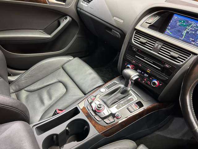 アウディ Ａ５ SB 2．0 TFSI クワトロ 千葉県 2014(平26)年 7.8万km グレイシアホワイトメタリック ＡＣＣ　/黒革　/ナビ　/ＴＶ　/Ｂｌｕｅｔｏｏｔｈ接続　/Ｂカメラ　/シートＨ　/電動シート　/アシスタンスＰＫＧ　/サイドアシスト　/アクティブレーンアシスト　/ＨＩＤヘッドライト　/社外２０インチＡＷ　/純正ＡＷ有り