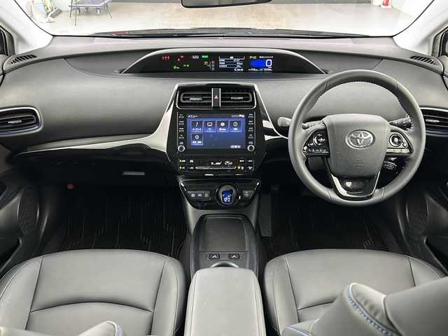 トヨタ プリウス S ツーリングセレクション 愛知県 2022(令4)年 3.3万km アティチュードブラックマイカ レーントレーシングアシスト/プリクラッシュセーフティー/クリアランスソナー/パーキングサポートブレーキ/ロードサインアシスト/ふらつき警報/先行車発進告知/純正ディスプレイオーディオ/・AM/FM/・Bluetooth/・Miracast/・フルセグTV/パノラミックビューモニター/革巻きステアリング/レーダークルーズコントロール/ステアリングスイッチ/ビルトインETC/レザーシート/前席シートヒーター/LEDヘッドライト/フォグランプ/オートヘッドライト/オートマチックハイビーム/AC100V/純正アルミホイール/純正フロアマット