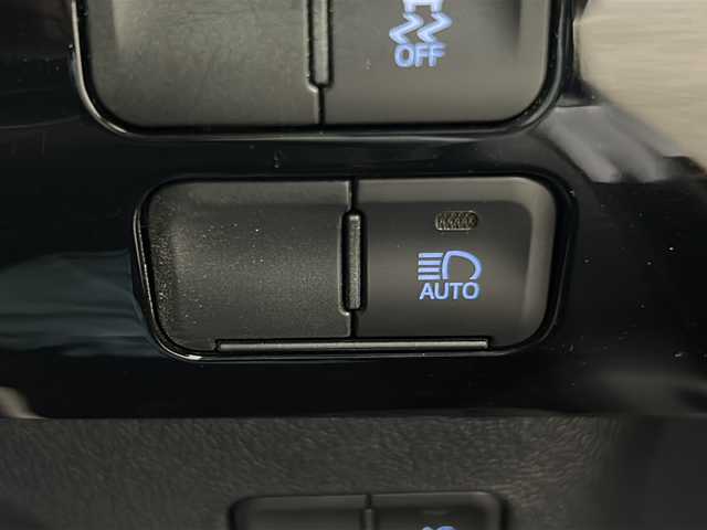 トヨタ プリウス S ツーリングセレクション 愛知県 2022(令4)年 3.3万km アティチュードブラックマイカ レーントレーシングアシスト/プリクラッシュセーフティー/クリアランスソナー/パーキングサポートブレーキ/ロードサインアシスト/ふらつき警報/先行車発進告知/純正ディスプレイオーディオ/・AM/FM/・Bluetooth/・Miracast/・フルセグTV/パノラミックビューモニター/革巻きステアリング/レーダークルーズコントロール/ステアリングスイッチ/ビルトインETC/レザーシート/前席シートヒーター/LEDヘッドライト/フォグランプ/オートヘッドライト/オートマチックハイビーム/AC100V/純正アルミホイール/純正フロアマット