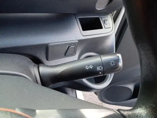 トヨタ シエンタ X Vパッケージ 福井県 2016(平28)年 6.7万km ホワイトパールクリスタルシャイン 純正USB/CDチューナー/横滑り防止装置/アイドリングストップ/両側スライドドア/純正フロアマット/ダブルエアバッグ/三列シート/リモコンキー