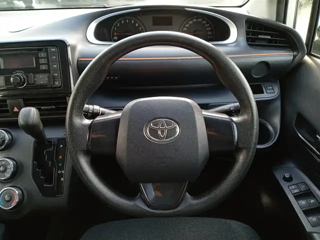 トヨタ シエンタ X Vパッケージ 福井県 2016(平28)年 6.7万km ホワイトパールクリスタルシャイン 純正USB/CDチューナー/横滑り防止装置/アイドリングストップ/両側スライドドア/純正フロアマット/ダブルエアバッグ/三列シート/リモコンキー