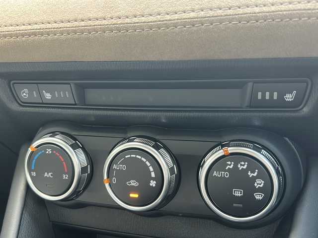 マツダ ＣＸ－３ 15S アーバンドレッサー 大阪府 2024(令6)年 0.3万km グレー 純正ナビ（フルセグTV・FM/AM・Bluetooth）/8.8インチセンターディスプレイ/360°ビュー・モニター/スマート・ブレーキ・サポート（SBS）/マツダ・レーダー・クルーズ・コントロール（MRCC）/アドバンストキーレスエントリーシステム/アクティブ・ドライビング・ディスプレイ/交通標識認識システム（TSR）/フットイルミネーション/純正18インチアルミホイール/スマートキー/プッシュスタート/シートヒーター（運転席/助手席）/ステアリングヒーター/ドライブレコーダー（フロント/リア）/品番：CS-54FH/ブレーキホールド/ETC