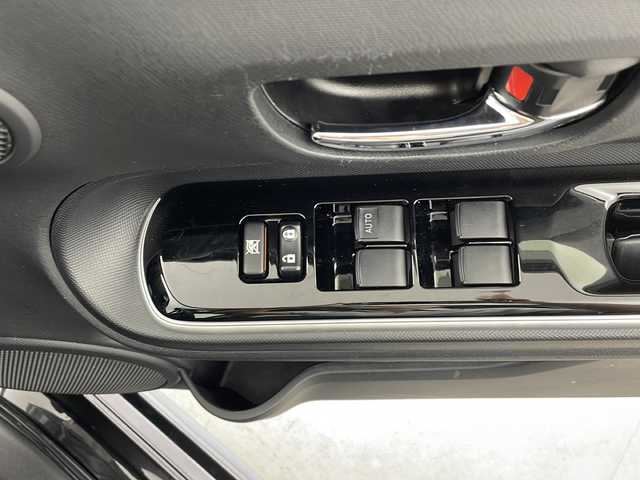トヨタ アクア クロスオーバー 福岡県 2017(平29)年 6.7万km ブラックマイカ 社外ナビ/（CD/DVD/Bluetooth/フルセグTV)/バックカメラ/ETC/ハーフレザーシート/LEDヘッドライト/オートライト/トヨタセーフティセンス/　・オートハイビーム/　・プリクラッシュセーフティ/　・レーンディパーチャーアラート/　・先行車発進告知機能/ステアリングリモコン/オートエアコン/プッシュスタート/スマートキー