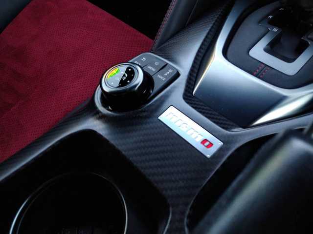 日産 ＧＴ－Ｒ ニスモ 静岡県 2016(平28)年 3.1万km アルティメイトメタルシルバー 2016Yモデル/NISMOスポーツリセッティング/純正コネクトナビ/フルセグテレビ/Bluetooth/AUX・USB・iPod/BOSEサウンドシステム/RECAROハーフレザー/ビルシュタイン製サスペンション/RAYZ製20インチアルミ/ADVAN NEOVA(AD09)/ブレンボ製キャリパー/クルーズコントロール/パドルシフト/ドライブレコーダー/スマートキー/フロアマット/ETC/新車保証書/取扱説明書/スポリセ保証書