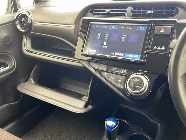 トヨタ アクア G 沖縄県 2016(平28)年 6.8万km ライムホワイトパールクリスタルシャイン 純正ナビ（NSZT-Y66T）/（フルセグＴＶ　ＤＶＤ　ＣＤ　ＳＤ　Ｂｌｕｅｔｏｏｔｈ）/バッククカメラ/ＥＴＣ/トヨタセーフティセンス/・衝突被害軽減ブレーキ (プリクラッシュセーフティ)																																																												/・車線はみ出しアラート (レーンディパーチャーアラート)																									/・自動ハイビーム (オートマチックハイビーム)																									/クルーズコントロール/モデリスタエアロ　/モデリスタ１５インチアルミホイール/LEDヘッドライト/オートライト/スマートキー/プッシュスタート/保証書