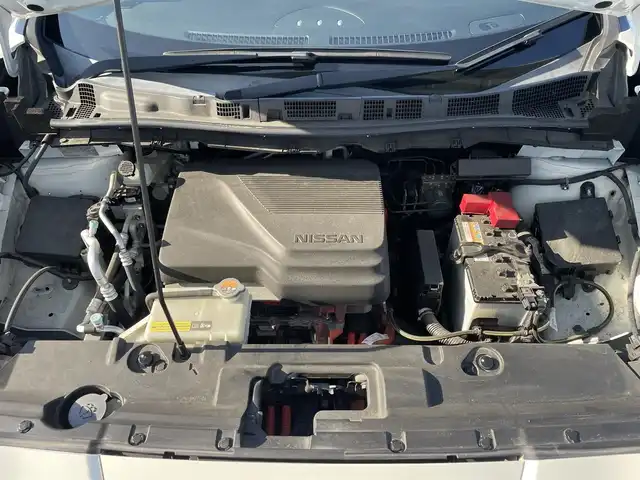 日産 リーフ X Vセレクション 滋賀県 2021(令3)年 5.5万km ブリリアントホワイトパール/スーパーブラック 2トーン 純正メモリナビ/・AM/FM/・USB/HDMI/・AppleCarPlay/・Bluetooth/・フルセグTV/アラウンドビューモニター/ステアリングスイッチ/革巻きステアリング/ステアリングヒーター/デジタルインナーミラー/ビルトインETC/前後ドライブレコーダー/プロパイロット/エマージェンシーブレーキ/車線逸脱警報/車線逸脱防止システム/後側方車両検知警報/後側方衝突防止支援システム/移動物検知/クロストラフィックアラート/ふらつき警報/コーナリングスタビリティアシスト/パーキングソナー/オートマチックヘッドライト/LEDヘッドライト/オートハイビーム/自動格納ミラー/充電ケーブル