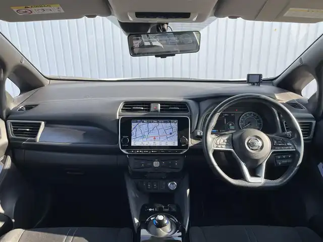 日産 リーフ X Vセレクション 滋賀県 2021(令3)年 5.5万km ブリリアントホワイトパール/スーパーブラック 2トーン 純正メモリナビ/・AM/FM/・USB/HDMI/・AppleCarPlay/・Bluetooth/・フルセグTV/アラウンドビューモニター/ステアリングスイッチ/革巻きステアリング/ステアリングヒーター/デジタルインナーミラー/ビルトインETC/前後ドライブレコーダー/プロパイロット/エマージェンシーブレーキ/車線逸脱警報/車線逸脱防止システム/後側方車両検知警報/後側方衝突防止支援システム/移動物検知/クロストラフィックアラート/ふらつき警報/コーナリングスタビリティアシスト/パーキングソナー/オートマチックヘッドライト/LEDヘッドライト/オートハイビーム/自動格納ミラー/充電ケーブル