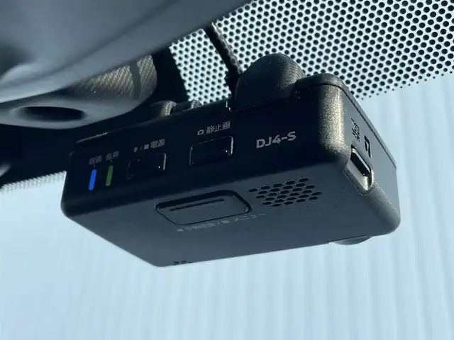 日産 リーフ X Vセレクション 滋賀県 2021(令3)年 5.5万km ブリリアントホワイトパール/スーパーブラック 2トーン 純正メモリナビ/・AM/FM/・USB/HDMI/・AppleCarPlay/・Bluetooth/・フルセグTV/アラウンドビューモニター/ステアリングスイッチ/革巻きステアリング/ステアリングヒーター/デジタルインナーミラー/ビルトインETC/前後ドライブレコーダー/プロパイロット/エマージェンシーブレーキ/車線逸脱警報/車線逸脱防止システム/後側方車両検知警報/後側方衝突防止支援システム/移動物検知/クロストラフィックアラート/ふらつき警報/コーナリングスタビリティアシスト/パーキングソナー/オートマチックヘッドライト/LEDヘッドライト/オートハイビーム/自動格納ミラー/充電ケーブル