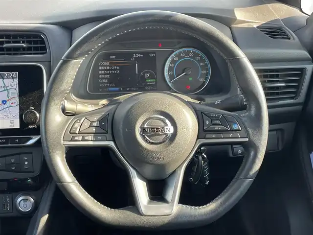 日産 リーフ X Vセレクション 滋賀県 2021(令3)年 5.5万km ブリリアントホワイトパール/スーパーブラック 2トーン 純正メモリナビ/・AM/FM/・USB/HDMI/・AppleCarPlay/・Bluetooth/・フルセグTV/アラウンドビューモニター/ステアリングスイッチ/革巻きステアリング/ステアリングヒーター/デジタルインナーミラー/ビルトインETC/前後ドライブレコーダー/プロパイロット/エマージェンシーブレーキ/車線逸脱警報/車線逸脱防止システム/後側方車両検知警報/後側方衝突防止支援システム/移動物検知/クロストラフィックアラート/ふらつき警報/コーナリングスタビリティアシスト/パーキングソナー/オートマチックヘッドライト/LEDヘッドライト/オートハイビーム/自動格納ミラー/充電ケーブル