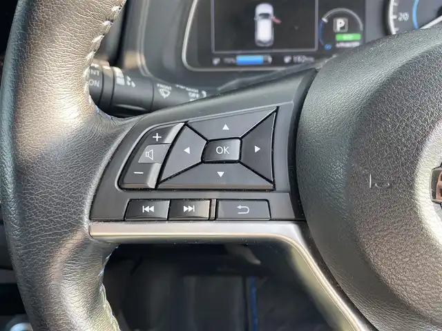 日産 リーフ X Vセレクション 滋賀県 2021(令3)年 5.5万km ブリリアントホワイトパール/スーパーブラック 2トーン 純正メモリナビ/・AM/FM/・USB/HDMI/・AppleCarPlay/・Bluetooth/・フルセグTV/アラウンドビューモニター/ステアリングスイッチ/革巻きステアリング/ステアリングヒーター/デジタルインナーミラー/ビルトインETC/前後ドライブレコーダー/プロパイロット/エマージェンシーブレーキ/車線逸脱警報/車線逸脱防止システム/後側方車両検知警報/後側方衝突防止支援システム/移動物検知/クロストラフィックアラート/ふらつき警報/コーナリングスタビリティアシスト/パーキングソナー/オートマチックヘッドライト/LEDヘッドライト/オートハイビーム/自動格納ミラー/充電ケーブル