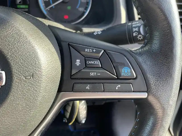 日産 リーフ X Vセレクション 滋賀県 2021(令3)年 5.5万km ブリリアントホワイトパール/スーパーブラック 2トーン 純正メモリナビ/・AM/FM/・USB/HDMI/・AppleCarPlay/・Bluetooth/・フルセグTV/アラウンドビューモニター/ステアリングスイッチ/革巻きステアリング/ステアリングヒーター/デジタルインナーミラー/ビルトインETC/前後ドライブレコーダー/プロパイロット/エマージェンシーブレーキ/車線逸脱警報/車線逸脱防止システム/後側方車両検知警報/後側方衝突防止支援システム/移動物検知/クロストラフィックアラート/ふらつき警報/コーナリングスタビリティアシスト/パーキングソナー/オートマチックヘッドライト/LEDヘッドライト/オートハイビーム/自動格納ミラー/充電ケーブル