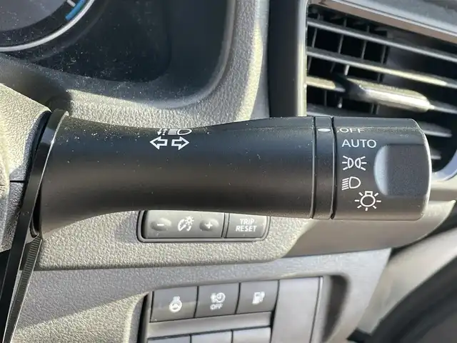 日産 リーフ X Vセレクション 滋賀県 2021(令3)年 5.5万km ブリリアントホワイトパール/スーパーブラック 2トーン 純正メモリナビ/・AM/FM/・USB/HDMI/・AppleCarPlay/・Bluetooth/・フルセグTV/アラウンドビューモニター/ステアリングスイッチ/革巻きステアリング/ステアリングヒーター/デジタルインナーミラー/ビルトインETC/前後ドライブレコーダー/プロパイロット/エマージェンシーブレーキ/車線逸脱警報/車線逸脱防止システム/後側方車両検知警報/後側方衝突防止支援システム/移動物検知/クロストラフィックアラート/ふらつき警報/コーナリングスタビリティアシスト/パーキングソナー/オートマチックヘッドライト/LEDヘッドライト/オートハイビーム/自動格納ミラー/充電ケーブル