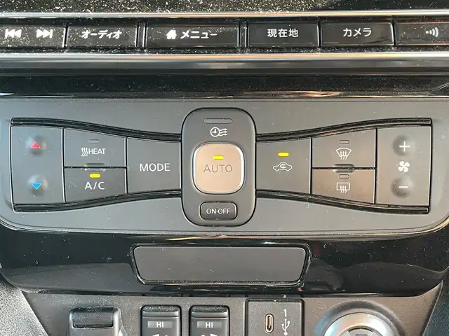 日産 リーフ X Vセレクション 滋賀県 2021(令3)年 5.5万km ブリリアントホワイトパール/スーパーブラック 2トーン 純正メモリナビ/・AM/FM/・USB/HDMI/・AppleCarPlay/・Bluetooth/・フルセグTV/アラウンドビューモニター/ステアリングスイッチ/革巻きステアリング/ステアリングヒーター/デジタルインナーミラー/ビルトインETC/前後ドライブレコーダー/プロパイロット/エマージェンシーブレーキ/車線逸脱警報/車線逸脱防止システム/後側方車両検知警報/後側方衝突防止支援システム/移動物検知/クロストラフィックアラート/ふらつき警報/コーナリングスタビリティアシスト/パーキングソナー/オートマチックヘッドライト/LEDヘッドライト/オートハイビーム/自動格納ミラー/充電ケーブル