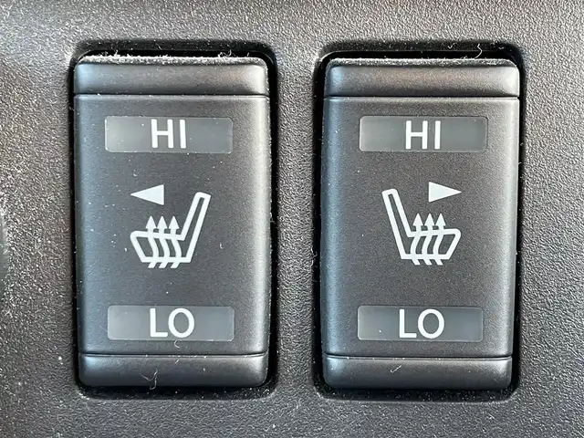 日産 リーフ X Vセレクション 滋賀県 2021(令3)年 5.5万km ブリリアントホワイトパール/スーパーブラック 2トーン 純正メモリナビ/・AM/FM/・USB/HDMI/・AppleCarPlay/・Bluetooth/・フルセグTV/アラウンドビューモニター/ステアリングスイッチ/革巻きステアリング/ステアリングヒーター/デジタルインナーミラー/ビルトインETC/前後ドライブレコーダー/プロパイロット/エマージェンシーブレーキ/車線逸脱警報/車線逸脱防止システム/後側方車両検知警報/後側方衝突防止支援システム/移動物検知/クロストラフィックアラート/ふらつき警報/コーナリングスタビリティアシスト/パーキングソナー/オートマチックヘッドライト/LEDヘッドライト/オートハイビーム/自動格納ミラー/充電ケーブル