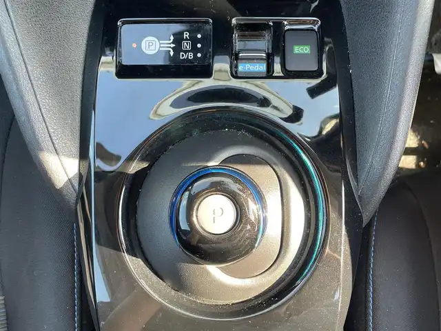 日産 リーフ X Vセレクション 滋賀県 2021(令3)年 5.5万km ブリリアントホワイトパール/スーパーブラック 2トーン 純正メモリナビ/・AM/FM/・USB/HDMI/・AppleCarPlay/・Bluetooth/・フルセグTV/アラウンドビューモニター/ステアリングスイッチ/革巻きステアリング/ステアリングヒーター/デジタルインナーミラー/ビルトインETC/前後ドライブレコーダー/プロパイロット/エマージェンシーブレーキ/車線逸脱警報/車線逸脱防止システム/後側方車両検知警報/後側方衝突防止支援システム/移動物検知/クロストラフィックアラート/ふらつき警報/コーナリングスタビリティアシスト/パーキングソナー/オートマチックヘッドライト/LEDヘッドライト/オートハイビーム/自動格納ミラー/充電ケーブル