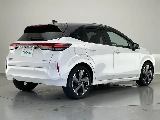 日産 オーラ G 愛知県 2022(令4)年 2.7万km ピュアホワイトパール / スーパーブラック 2トーン 純正９型ディスプレイ　ＢＯＳＥ　禁煙車　スマートルームミラー　プロパイロット　全方位カメラ　ＢＳＭ　フルセグ　ＨＤＭＩ　カープレイ　ＥＴＣ２．０　純正ドラレコ　ハーフレザー　衝突軽減　ワイヤレス充電　ＬＥＤライト　コーナーセンサー　オートハイビーム　ツートンカラー　純正フロアマット