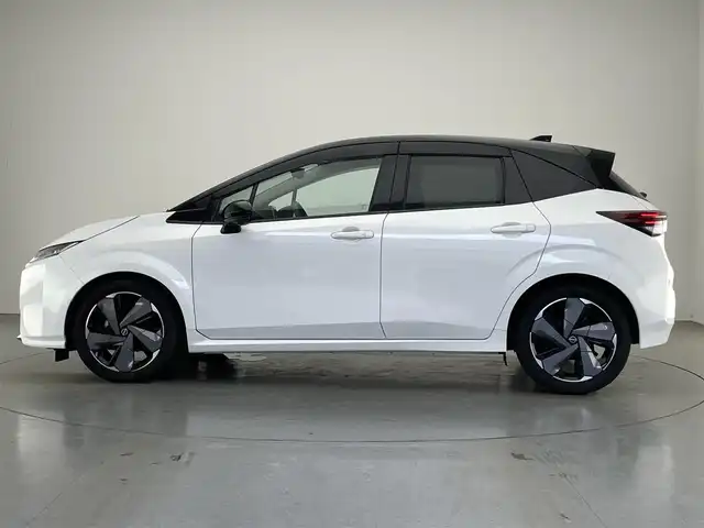日産 オーラ G 愛知県 2022(令4)年 2.7万km ピュアホワイトパール / スーパーブラック 2トーン 純正９型ディスプレイ　ＢＯＳＥ　禁煙車　スマートルームミラー　プロパイロット　全方位カメラ　ＢＳＭ　フルセグ　ＨＤＭＩ　カープレイ　ＥＴＣ２．０　純正ドラレコ　ハーフレザー　衝突軽減　ワイヤレス充電　ＬＥＤライト　コーナーセンサー　オートハイビーム　ツートンカラー　純正フロアマット