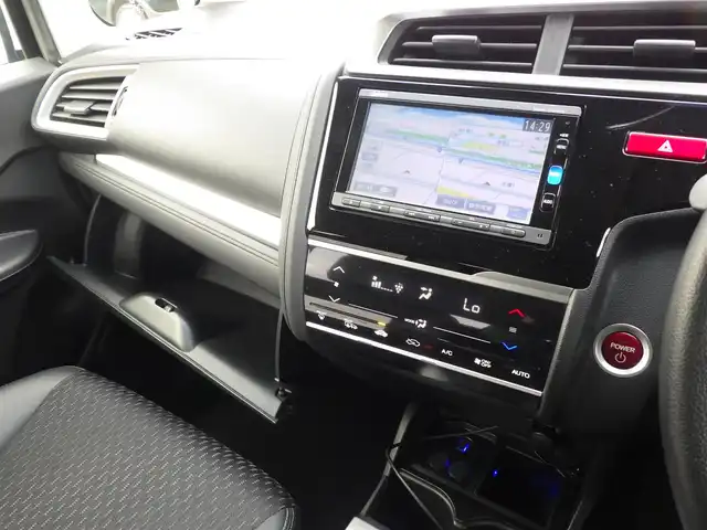 ホンダ フィット ハイブリット L ホンダセンシング 千葉県 2017(平29)年 5.2万km プレミアムホワイトパールⅡ CTBA（シティブレーキアクティブシステム）　/純正メモリーナビ/地デジTV/【DVD/CD再生機能　Bluetooth接続】/バックカメラ/ハーフレザーシート/革巻きステアリング/ETC/LEDヘッドライト/ウインカーミラー/サイド/カーテンエアバッグ/Honda スマートキー