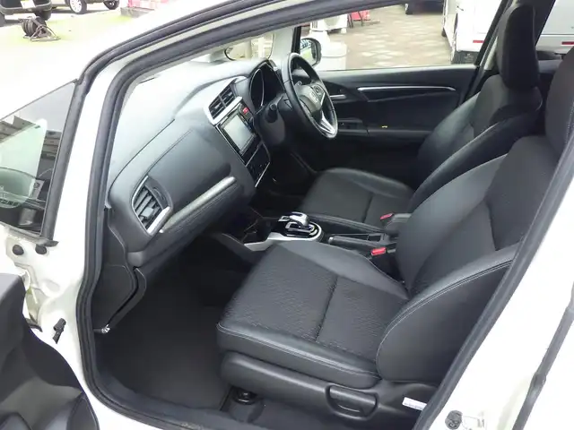 ホンダ フィット ハイブリット L ホンダセンシング 千葉県 2017(平29)年 5.2万km プレミアムホワイトパールⅡ CTBA（シティブレーキアクティブシステム）　/純正メモリーナビ/地デジTV/【DVD/CD再生機能　Bluetooth接続】/バックカメラ/ハーフレザーシート/革巻きステアリング/ETC/LEDヘッドライト/ウインカーミラー/サイド/カーテンエアバッグ/Honda スマートキー