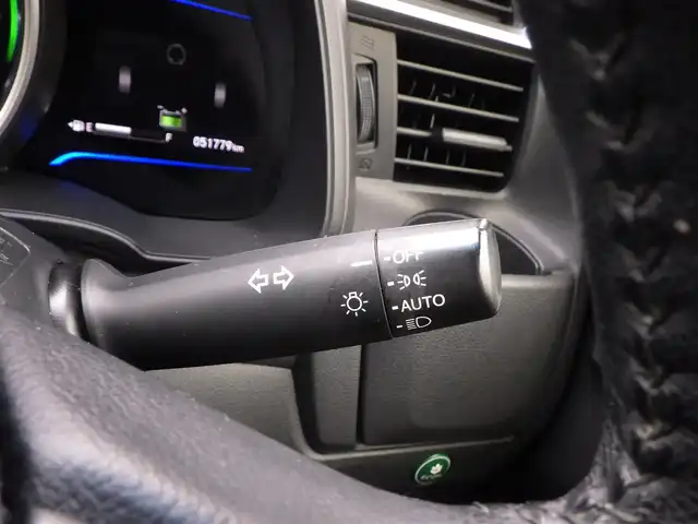 ホンダ フィット ハイブリット L ホンダセンシング 千葉県 2017(平29)年 5.2万km プレミアムホワイトパールⅡ CTBA（シティブレーキアクティブシステム）　/純正メモリーナビ/地デジTV/【DVD/CD再生機能　Bluetooth接続】/バックカメラ/ハーフレザーシート/革巻きステアリング/ETC/LEDヘッドライト/ウインカーミラー/サイド/カーテンエアバッグ/Honda スマートキー