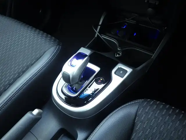 ホンダ フィット ハイブリット L ホンダセンシング 千葉県 2017(平29)年 5.2万km プレミアムホワイトパールⅡ CTBA（シティブレーキアクティブシステム）　/純正メモリーナビ/地デジTV/【DVD/CD再生機能　Bluetooth接続】/バックカメラ/ハーフレザーシート/革巻きステアリング/ETC/LEDヘッドライト/ウインカーミラー/サイド/カーテンエアバッグ/Honda スマートキー