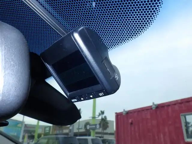 ホンダ フィット ハイブリット L ホンダセンシング 千葉県 2017(平29)年 5.2万km プレミアムホワイトパールⅡ CTBA（シティブレーキアクティブシステム）　/純正メモリーナビ/地デジTV/【DVD/CD再生機能　Bluetooth接続】/バックカメラ/ハーフレザーシート/革巻きステアリング/ETC/LEDヘッドライト/ウインカーミラー/サイド/カーテンエアバッグ/Honda スマートキー