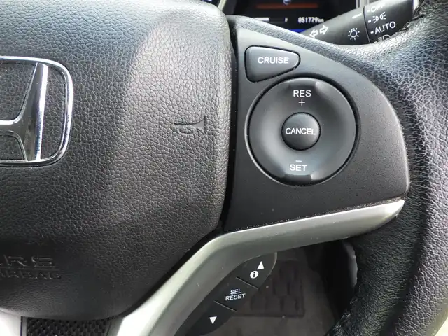 ホンダ フィット ハイブリット L ホンダセンシング 千葉県 2017(平29)年 5.2万km プレミアムホワイトパールⅡ CTBA（シティブレーキアクティブシステム）　/純正メモリーナビ/地デジTV/【DVD/CD再生機能　Bluetooth接続】/バックカメラ/ハーフレザーシート/革巻きステアリング/ETC/LEDヘッドライト/ウインカーミラー/サイド/カーテンエアバッグ/Honda スマートキー