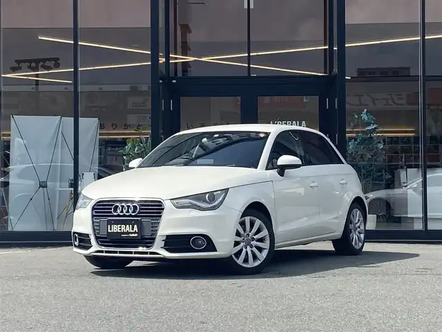アウディ Ａ１ スポーツバック 1．4TFSI 福岡県 2012(平24)年 8.7万km 白 ・純正HDDナビ/Bluetooth/CD/・ハーフレザーシート/・ETC/・純正16AW/・プッシュスタート/・アイドリングストップ/・スマートキー/・スペアキー/・フルフラットシート/・オートライト/・保証書/・取扱説明書/・記録簿