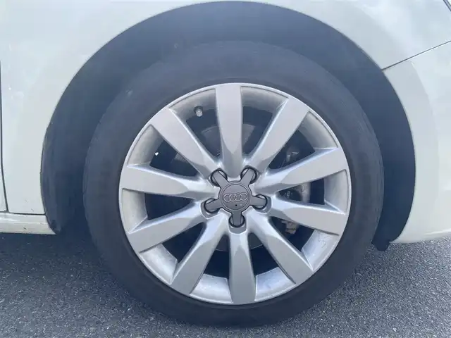 アウディ Ａ１ スポーツバック 1．4TFSI 福岡県 2012(平24)年 8.7万km 白 ・純正HDDナビ/Bluetooth/CD/・ハーフレザーシート/・ETC/・純正16AW/・プッシュスタート/・アイドリングストップ/・スマートキー/・スペアキー/・フルフラットシート/・オートライト/・保証書/・取扱説明書/・記録簿