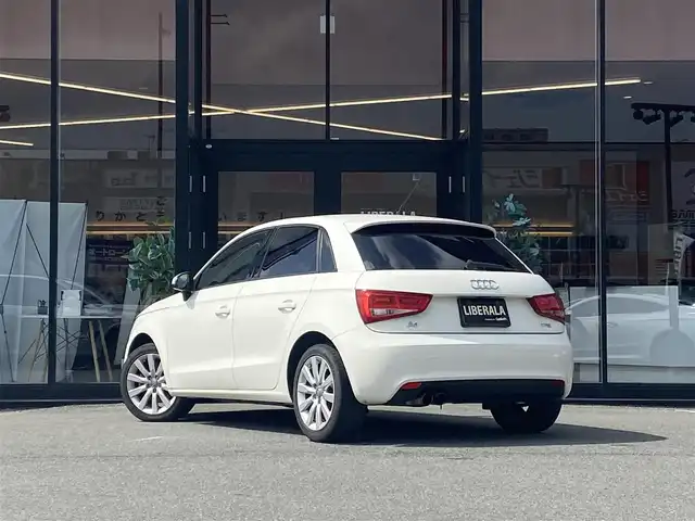アウディ Ａ１ スポーツバック 1．4TFSI 福岡県 2012(平24)年 8.7万km 白 ・純正HDDナビ/Bluetooth/CD/・ハーフレザーシート/・ETC/・純正16AW/・プッシュスタート/・アイドリングストップ/・スマートキー/・スペアキー/・フルフラットシート/・オートライト/・保証書/・取扱説明書/・記録簿
