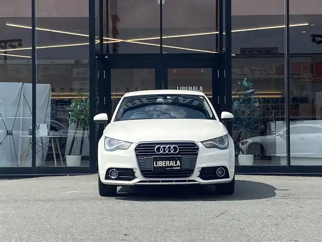 アウディ Ａ１ スポーツバック 1．4TFSI 福岡県 2012(平24)年 8.7万km 白 ・純正HDDナビ/Bluetooth/CD/・ハーフレザーシート/・ETC/・純正16AW/・プッシュスタート/・アイドリングストップ/・スマートキー/・スペアキー/・フルフラットシート/・オートライト/・保証書/・取扱説明書/・記録簿