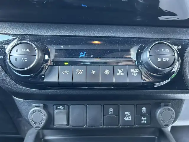 トヨタ ハイラックス Z GRスポーツ 長崎県 2023(令5)年 3.8万km スーパーホワイトⅡ ワンオーナー/純正ナビ/全方位モニター/パドルシフト/クルーズコントロール/D席パワーシート/ステアリングスイッチ/スマートキー/プッシュスタート/ETC/全席オートパワーウィンドウ/4WD