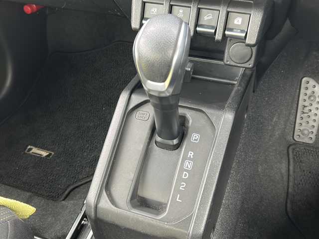 スズキ ジムニー XC 石川県 2020(令2)年 5万km キネティックイエロー/ブラック 4WD/ワンオーナー/衝突軽減ブレーキ/レーンキープアシスト/純正メモリーナビゲーション/【Bluetooth・CD・DVD・SD・フルセグTV】/型番：CN-RZ853/バックカメラ/クルーズコントロール/エンジンプッシュスタート/・スマートキー/・スペアキー/LEDヘッドライト/・オートライト/・フォグランプ/・ヘッドライトウォッシャー/前方ドライブレコーダー/ビルトインETC/前席シートヒーター/ヒルディセントコントロール/ステアリングリモコン/横滑り防止装置/純正フロアマット/保証書/取扱説明書/記録薄