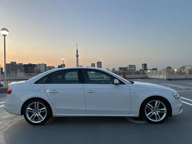 アウディ Ａ４ 2．0 TFSI クワトロ 東京都 2014(平26)年 1万km 白 ワンオーナー/ディーラー車/４WD/純正ナビ（CD/BT/地デジTV/ジュークBOX)/バックカメラ/ハーフレザーシート/シートヒーター/純正１８インチアルミ/エンジンプッシュボタン/アイドリングストップ/パワーシート/パドルシフト/ヒーテッドミラー/ETC/純正マット/スペアキー１本/保証書・取説
