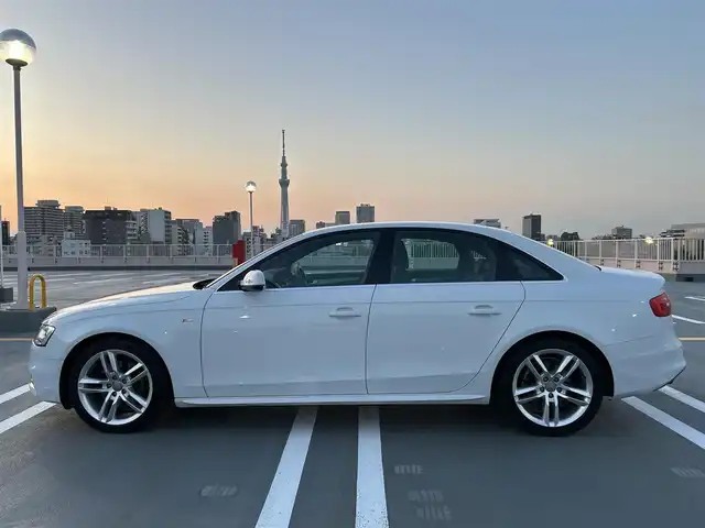 アウディ Ａ４ 2．0 TFSI クワトロ 東京都 2014(平26)年 1万km 白 ワンオーナー/ディーラー車/４WD/純正ナビ（CD/BT/地デジTV/ジュークBOX)/バックカメラ/ハーフレザーシート/シートヒーター/純正１８インチアルミ/エンジンプッシュボタン/アイドリングストップ/パワーシート/パドルシフト/ヒーテッドミラー/ETC/純正マット/スペアキー１本/保証書・取説
