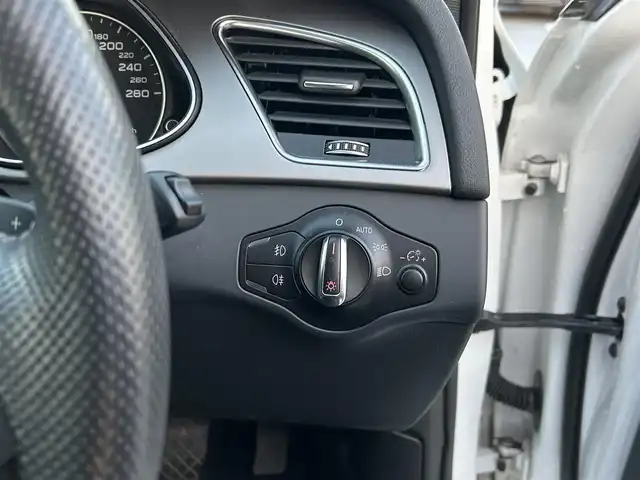 アウディ Ａ４ 2．0 TFSI クワトロ 東京都 2014(平26)年 1万km 白 ワンオーナー/ディーラー車/４WD/純正ナビ（CD/BT/地デジTV/ジュークBOX)/バックカメラ/ハーフレザーシート/シートヒーター/純正１８インチアルミ/エンジンプッシュボタン/アイドリングストップ/パワーシート/パドルシフト/ヒーテッドミラー/ETC/純正マット/スペアキー１本/保証書・取説