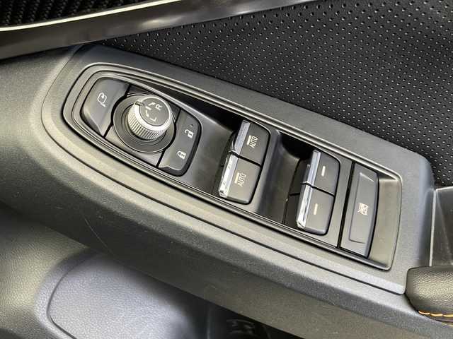 スバル インプレッサ ＸＶ 2．0i－S アイサイト 長野県 2018(平30)年 6.6万km クリスタルホワイトP 4WD/純正メモリナビ&フルセグTV&USB&BT/アイサイト/アダプティブクルーズコントロール/レーンキープアシスト/車線逸脱警報/衝突軽減ブレーキ/ブラインドスポットモニター/レザーシート/前席シートヒーター/前席パワーシート/運転席シートメモリ/ステアリングスイッチ/パドルシフト/バックカメラ/ETC/LEDヘッドライト/オートライト/フロントフォグランプ/リアフォグランプ/電動格納ミラー/ウィンカーミラー/ドアミラーヒーター/電動ホールド/純正18インチAW装着/社外フロアマット/ドアバイザー/プッシュスタート/スマートキー/スペアキー1本
