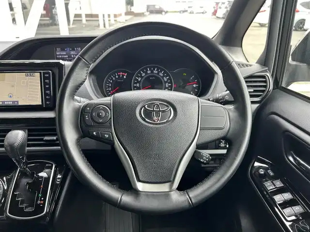 トヨタ ノア Si ダブルバイビーⅡ 静岡県 2019(令1)年 6.5万km ブラック ７人乗り/特別仕様車/トヨタセーフティセンス/純正ＳＤナビ/フルセグＴＶ/ＤＶＤ再生/ＥＴＣ/バックカメラ/ＰＫＳＢ/両側電動スライドドア/ＬＤＡ/ハーフレザー/プッシュスタート/ＬＥＤ/純正１７ＡＷ