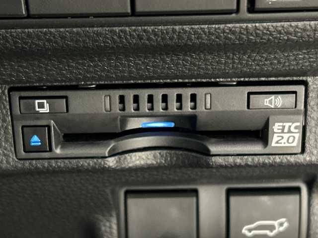 トヨタ カローラ クロス ハイブリッド Z 三重県 2023(令5)年 3.1万km プラチナホワイトパールマイカ /禁煙車//純正ナビ/（BT.USB.AｐｐleCarPlay.AndroidAuto）//フルセグTV//全方位カメラ//トヨタセーフティセンス/・PCS/・BSM/・LTA/・レーダークルーズコントロール//クリアランスソナー//パワーバックドア//シートヒーター//オートハイビーム//ステアリングスイッチ//ビルトインETC２．０