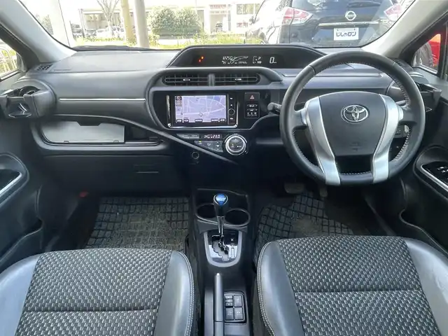 トヨタ アクア X－URBAN 栃木県 2015(平27)年 14万km グレーメタリック (株)IDOMが運営する【じしゃロン宇都宮店】の自社ローン専用車両になります。こちらは現金またはオートローンご利用時の価格です。自社ローンご希望の方は別途その旨お申付け下さい/純正ナビ/バックカメラ/フルセグ/Ｂｌｕｅｔｏｏｔｈ/ＥＴＣ/ハーフレザーシート/シートヒーター/スマートキー/スペアキー/アイドリングストップ/純正アルミホイール/プッシュボタンスタート