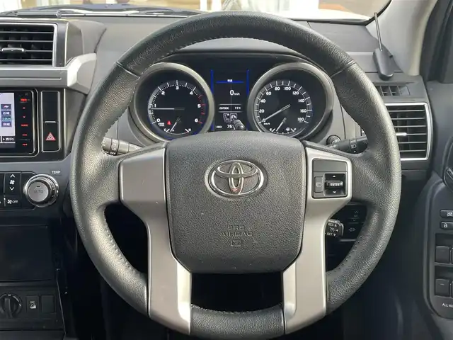 トヨタ ランドクルーザー プラド TX Lパッケージ・G－フロンティア 道央・札幌 2016(平28)年 7.7万km ホワイトパールクリスタルシャイン ・4WD/・社外ナビ　品番CN-RA04WD/(フルセグ/AM/FM/CD/DVD/BT)/・社外エンジンスターター/・社外ドライブレコーダー/・社外ETC/・バックカメラ/・レザーシート（ブラウン）/・D席/N席パワーシート/・D席/N席シートヒーター/・社外　18インチAW/・純正フロアマット/・ルーフレール/・ドアバイザー/・クルーズコントロール/・ダウンヒルアシスト/・LEDヘッドライト/・オートライト/・ヘッドライトウォッシャー/・フォグランプ/・盗難防止装置/・横滑り防止装置/・スマートキー/・プッシュスタート/・モデリスタエアロ/・保証書/・取扱説明書