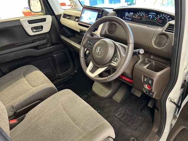 ホンダ Ｎ ＢＯＸ EX ターボ 岐阜県 2022(令4)年 1.8万km プレミアムサンライトホワイトパール ホンダセンシング/標識認識機能/後方誤発進抑制機能/オートハイビーム/アダプティブクルーズコントロール（ACC）/車線維持支援システム（LKAS）/先行車発進お知らせ機能/衝突軽減ブレーキ（CMBS）/誤発進抑制機能/純正ナビ/Bluetooth/バックカメラ/フルセグTV/ETC/ドライブレコーダー/後席サンシェード/歩行者事故低減ステアリング/路外逸脱抑制機能/助手席スーパースライドシート/オートリトラミラー/プラズマクラスター/アレルクリーンプラスシート/両側パワースライドドア/シートバックテーブル/前席シートヒーター/電子パーキング