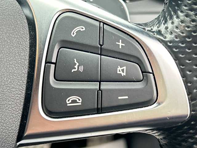 メルセデス・ベンツ Ｃ２２０ｄ 山形県 2016(平28)年 5.7万km イリジウムシルバー 禁煙車/純正ナビ/FM/AM/フルセグ/CD/Bluetooth/PRE-SAFE/ブラインドスポットアシスト/レーンキープアシスト/アテンションアシスト/ヘッドアップディスプレイ/ステアリングアシスト/パドルシフト/本革シート/横滑り防止装置/前席シートヒーター/前席パワーシート/アイドリングストップ/スマートキー/スペアキー/ETC/夏タイヤ積載